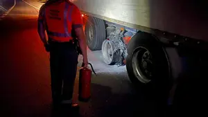 Un cami&oacute;n revienta dos ruedas en la A-68 y sigue circulando entre chispas: la Polic&iacute;a Foral evita la tragedia