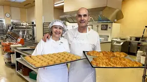 Olga y Jos&eacute; Mari, la pareja que mantiene vivo su negocio centenario de pastas en un pueblo de Navarra
