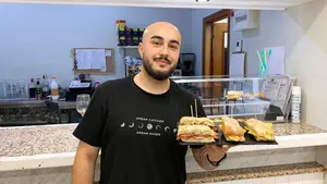El joven que ha devuelto la vida a un bar de Navarra con men&uacute; de 13 euros: "La gente nos ha acogido con los brazos abiertos"