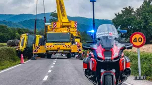 Vuelca un cami&oacute;n en Navarra y obliga a cortar el tr&aacute;fico en la carretera: lleva m&aacute;s de 12 horas cerrada