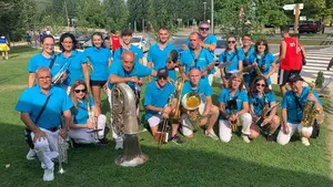 La charanga navarra que llena de alegr&iacute;a las fiestas de los pueblos: &ldquo;Compaginamos el verano y la m&uacute;sica&rdquo;