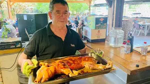 El gorr&iacute;n asado de Perico que triunfa en un pueblo de Navarra: "La gente se va encantada y repite"