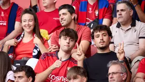 Pasi&oacute;n rojilla en El Sadar: las mejores im&aacute;genes de la grada en el Osasuna - Levante