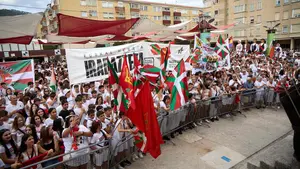 Los abertzales ensucian el inicio de las fiestas en Berriozar con un chupinazo lleno de ikurri&ntilde;as