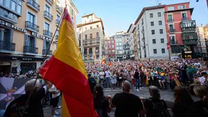 Pamplona clama con banderas de Espa&ntilde;a contra la "invasi&oacute;n" de Ceuta y exige el fin de la inmigraci&oacute;n ilegal