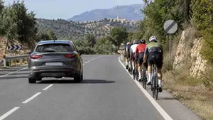 La DGT cambia las reglas el 1 de octubre: prohibido adelantar bicicletas como se hac&iacute;a hasta ahora