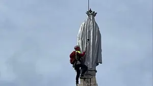 Retiran una mano de la Virgen de la Milagrosa de Pamplona cuando estaba a punto de caer desde la torre