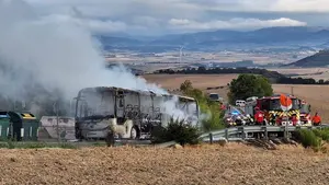 Susto en Zariquiegui por el incendio de un autob&uacute;s escolar: la carretera ha quedado completamente cortada