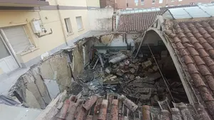 Susto en Berriozar: la terraza de una vivienda se hunde por completo y provoca da&ntilde;os en una nave