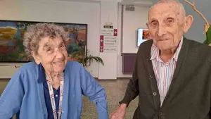 Checha tiene 93 a&ntilde;os y Joaqu&iacute;n acaba de cumplir 102: el encuentro en un pasillo de la Casa de Misericordia de Pamplona