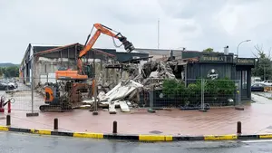 Las excavadoras derriban el restaurante de Bara&ntilde;&aacute;in creado por personas en paro que daba platos a un euro