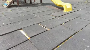 Denuncian el estado de uno de los parques infantiles m&aacute;s utilizados de Villava: "Esto es una chapuza"
