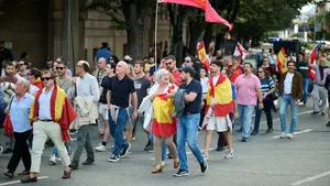 FOTOS | "Navarra es Espa&ntilde;a y cristiana": la marcha del 12 de octubre en Pamplona, entre gritos y tensi&oacute;n