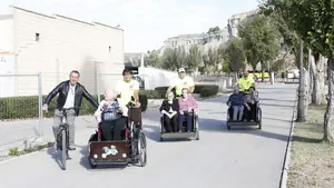 Arguedas regala una jornada inolvidable a sus mayores: vuelven a las calles de su pueblo gracias a unas bicicletas adaptadas