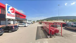 Roban de madrugada en una joyer&iacute;a del Hiper Eroski de Pamplona y huyen sin que el vigilante pueda verlos