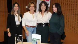 FOTOS | El regreso m&aacute;s especial de Helena Resano a Navarra: una tarde de libros, fotograf&iacute;as y recuerdos en Marcilla