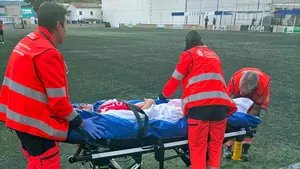 Un futbolista resulta herido grave al golpearse la cabeza contra un muro de hormig&oacute;n en el campo de Estella