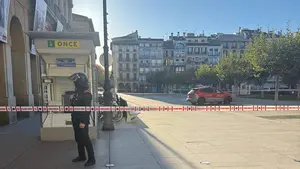 Alerta en el centro de Pamplona: la polic&iacute;a acordona parte de la Plaza del Castillo por una maleta sospechosa