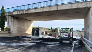 El accidente de un cami&oacute;n provoca el corte total de una autov&iacute;a en Navarra y deja un herido leve