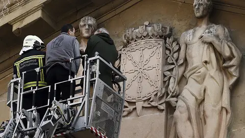 Técnicos de la Institución Cultural Príncipe de Viana inspeccionan la laureada franquista situada en el friso del Palacio de Navarra. EFE/Jesús Diges