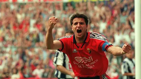 César Palacios, exjugador de Osasuna, durante la celebración de un gol.
