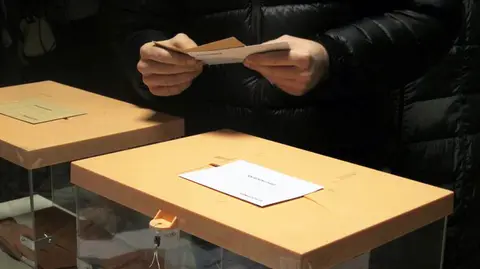 Urnas preparadas para las votaciones (EP).