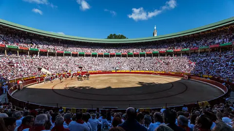 Los tendidos de la plaza durante la corrida de la Feria de San Fermín con toros de Victoriano del Río Cortés (1). IÑIGO ALZUGARAY