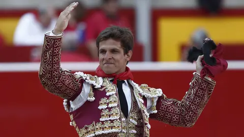 GRA478. PAMPLONA, 12/07/2016.- El diestro Julián López "El Juli" tras la lidia al segundo de su lote, al que cortó dos srejas, durante el octavo festejo del abono de la Feria de San Fermín celebrado hoy en la plaza de toros de Pamplona. EFE/Javier Lizón