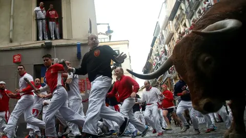 Momentos de tensión en la curva de Mercaderes. REUTERS
