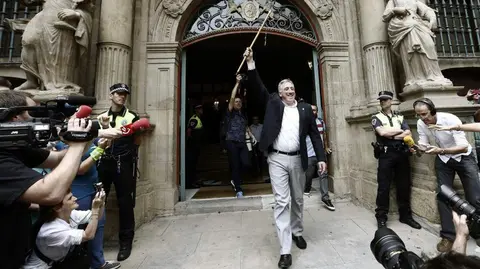 Joseba Asir&oacute;n sale del Ayuntamiento de Pamplona con el bast&oacute;n de mando tras ser elegido alcalde de la capital navarra EFE Jes&uacute;s Diges