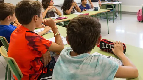 Inicio del curso escolar 2016-2017 para los alumnos de Infantil y Primaria del Colegio Público Doña Mayor de Navarra en el barrio pamplonés de Ezcaba (21). IÑIGO ALZUGARAY
