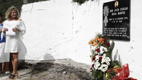María José Rama, viuda del cabo de la Guardia Civil Juan Carlos Beiro, asesinado por ETA en Leitza hace catorce años, durante el homenaje que vecinos de esta población navarra han rendido a su marido en el lugar donde murió asesinado con una bomba-trampa. EFE/Jesus Diges