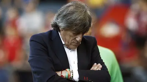 El entrenador de Osasuna Enrique Mart&iacute;n durante el encuentro que les ha enfrentado a la U.D Las Palmas. EFE/Jes&uacute;s Diges