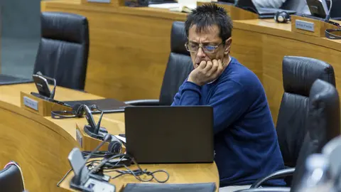 Carlos Couso (Podemos) en el pleno del Parlamento de Navarra (1). IÑIGO ALZUGARAY