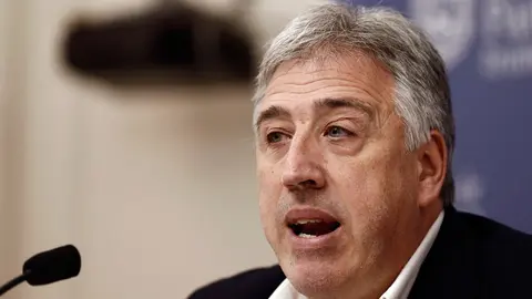 El alcalde de Pamplona, Joseba Asirón, durante la rueda de prensa sobre las exhumaciones en la cripta del monumento a Los Caídos. EFE.