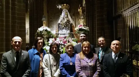 Portadores de Santa María la Real el pasado domingo junto a la imagen.