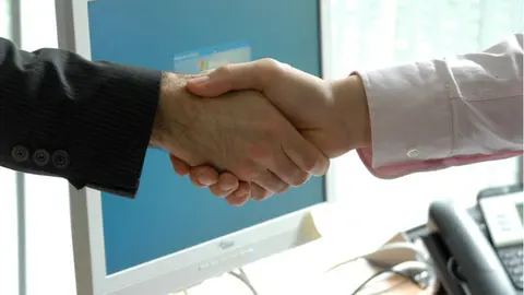 Apretón de manos. ARCHIVO