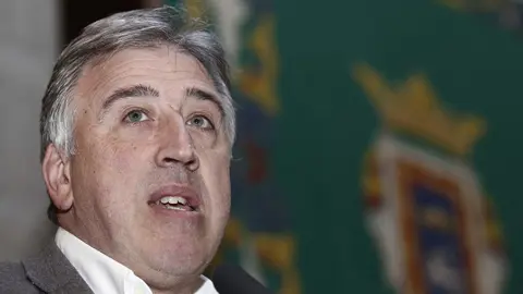 GRA112. PAMPLONA, 01/12/2016.- El alcalde de Pamplona, Joseba Asiron, durante la rueda de prensa que ha ofrecido hoy para presentar el proyecto de presupuestos del consistorio para 2017. EFE/Jesus Diges