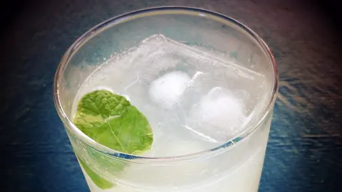 Un fin tonic preparado en un vaso de sidra gordo