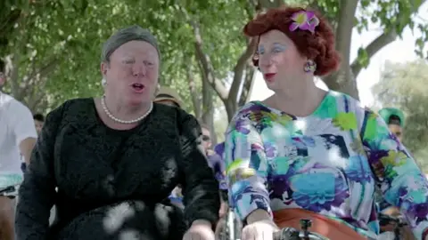 Los Morancos pasean en su biclicleta