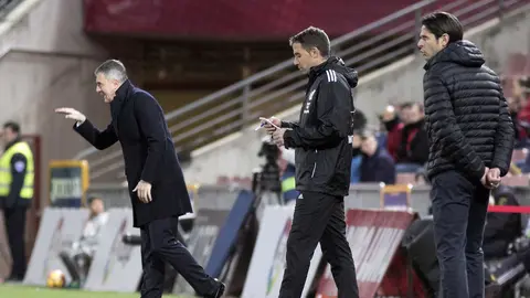 El entrenador del Granada Lucas Alcaraz (i) da instrucciones a sus jugadores ante el entrenador del Osasuna Petar Vasiljevic durante el partido de la decimoctava jornada de Liga que disputan en el estadio Nuevo Los C&aacute;rmenes. EFE/Pepe Torres
