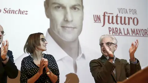 GRA352. PAMPLONA, 11/12/2015.- El exministro socialista Ángel Gabilondo, la secretaria general de los socialistas navarros Maria Chivite y el candidato del PSN al Congreso Jesús Mari Fernández (d) antes de intervenir esta tarde en el Planetario de Pamplona en un coloquio sobre educación. EFE/Jesús Diges