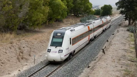 Un tren de Renfe circulando. EP