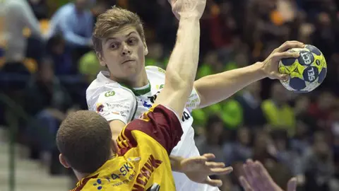 Gabriel Ceretta ante la defensa del equipo finlandés. Efe.