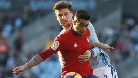 El delantero de Osasuna, Sergio Le&oacute;n (I), intenta controlar el bal&oacute;n ante el acoso del defensa del Celta de Vigo, Andreu Fontas, durante el encuentro que disputan en el estadio de Balaidos, en Vigo. EFE / Salvador Sas