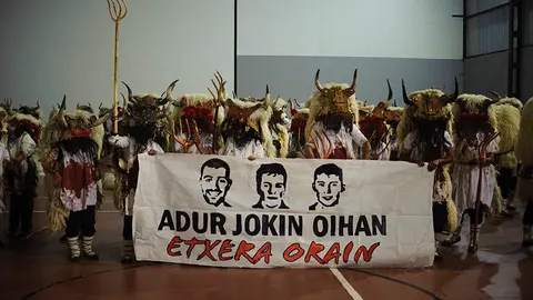 El carnaval de Alsasua toca a su fin la la salida de los Momotxorros por las calles de la localidad. MIGUEL OSÉS (3)