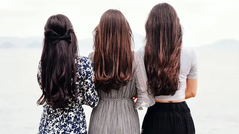 Tres mujeres en un paisaje.