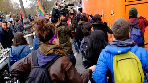 Llegada del autob&uacute;s de HazteO&iacute;r a Paseo de Sarasate. PABLO LASAOSA