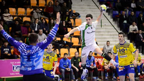 El Helvetia Anaitasuna y el Bidasoa Irún se enfrentan en partido correspondiente a la vigésima segunda jornada de la Liga Asobal. PABLO LASAOSA 03