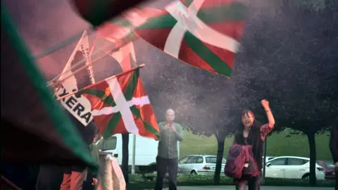 Homenaje a la etarra Mercedes Chivite a su llegada a Ansoáin.